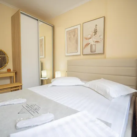 Ingrit Gjoni アパート